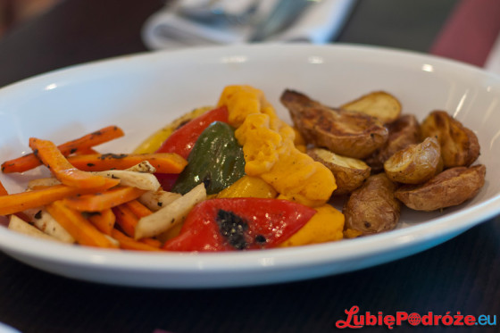 Niedzielny lunch w hotelu Hilton Warsaw / grillowane warzywa w półmisku