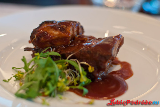 Niedzielny lunch w hotelu Hilton Warsaw / soczyste żeberka w sosie barbecue