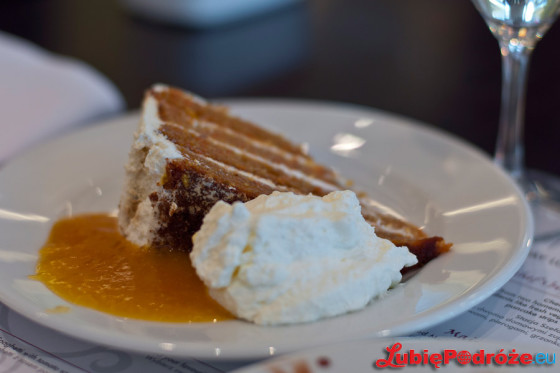 Niedzielny lunch w hotelu Hilton Warsaw / ciasto marchewkowe