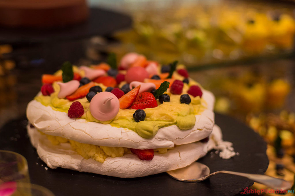 Niedzielny Brunch w hotelu Sheraton Warsaw - tort bezowy