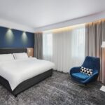 Nowe pokoje hotelu Huzar w stylu Holiday Inn Express
