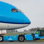 KLM zmniejsza emisję CO2, dzięki holownikom na prąd